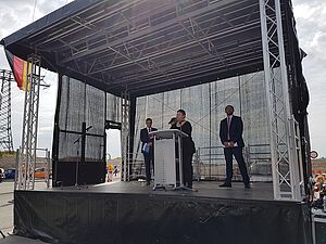 Frau Doris Drescher, Präsidentin des Landesamtes für Straßenbau und Verkehr begrüßt die Bauschaffenden, Planer und Gäste