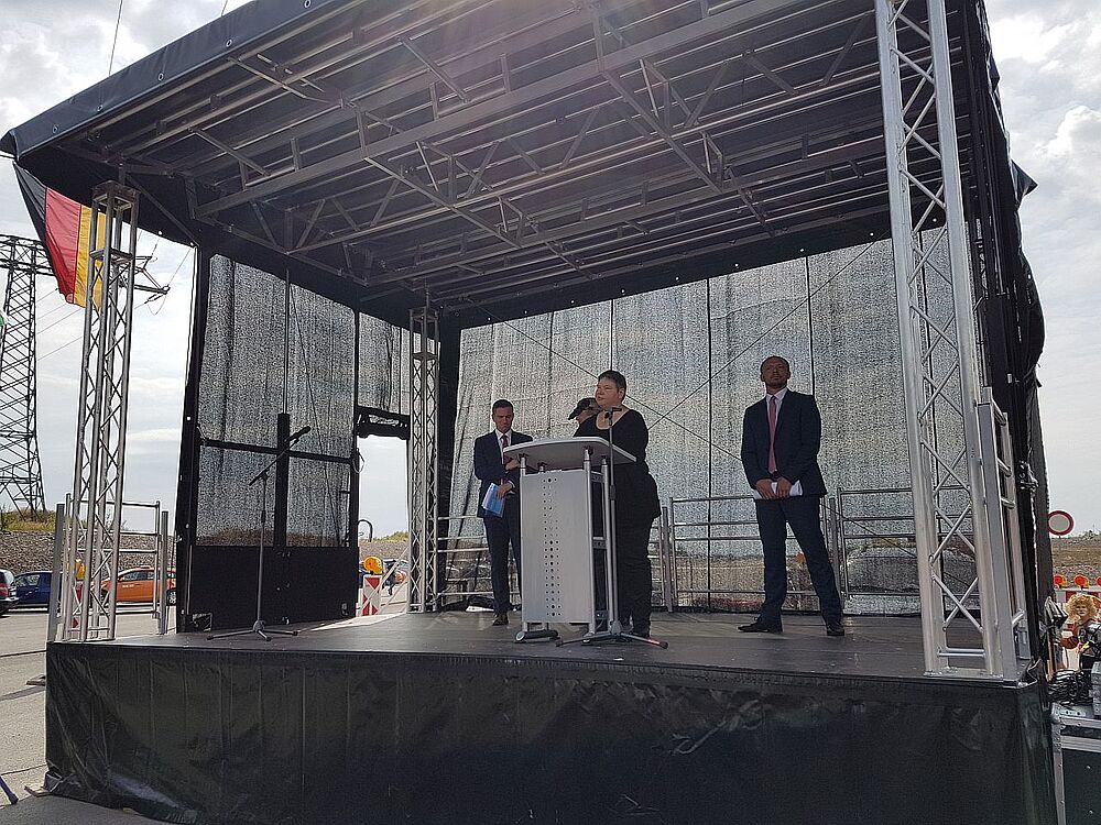 Frau Doris Drescher, Präsidentin des Landesamtes für Straßenbau und Verkehr begrüßt die Bauschaffenden, Planer und Gäste