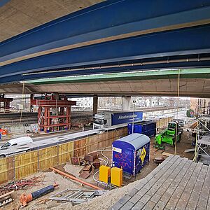 Abbruchbereich über Bahngleisen und Friedrich-Engels-Straße sowie zwischen Rampenbrücken