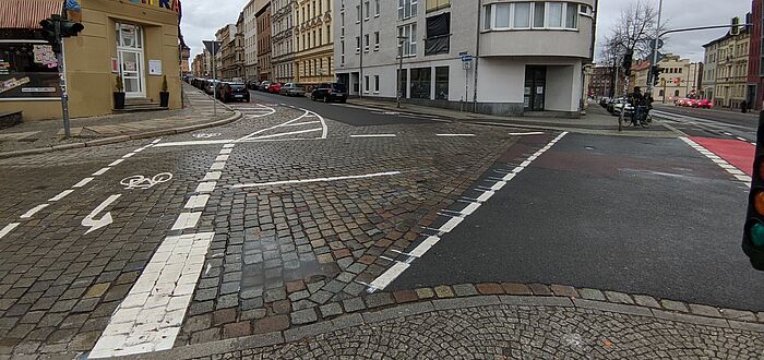Blick auf den Kreuzungsbereich mit Fahrbahnmarkierung zur Führung der Radfahrer