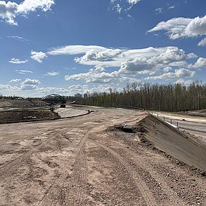 Straßenbau im Bereich der AS Zwenkau Blick auf die Dammaufschüttung der geplanten Straße, Brückenbauwerk im Hintergrund