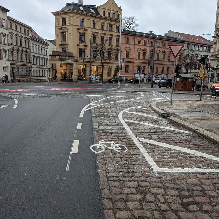 Blick auf den Kreuzungsbereich mit Fahrbahnmarkierung zur Führung der Radfahrer