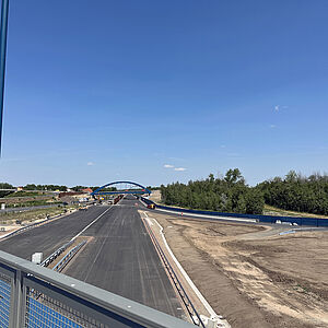letzte Komplettierungsleistungen Anschlussstelle Zwenkau Blick von einer Brücke auf die neue Fahrbahn