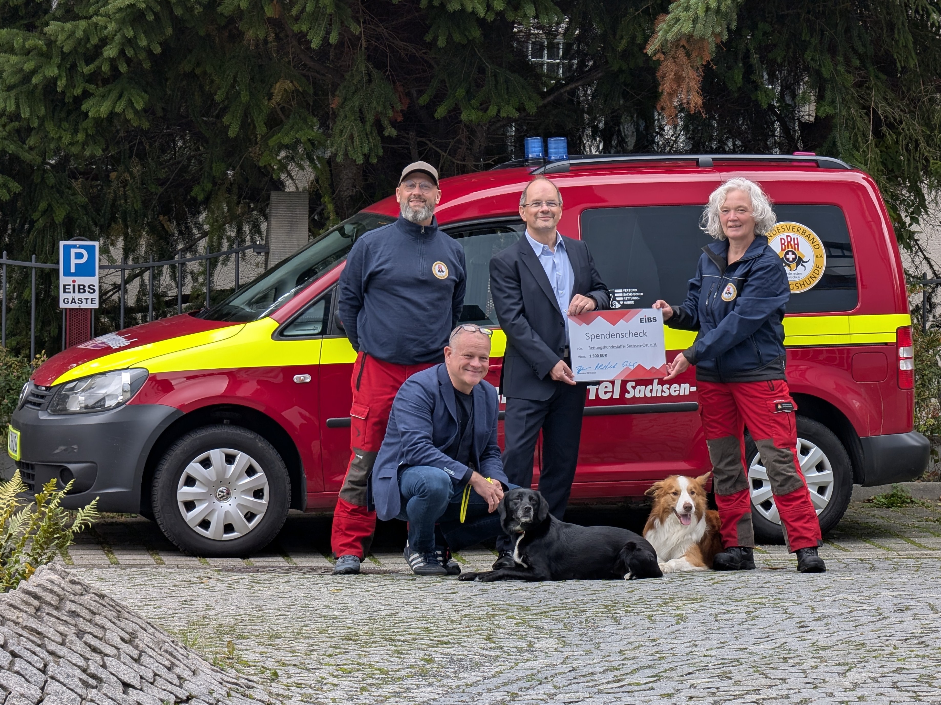 Scheckübergabe an die Hunderettungsstaffel